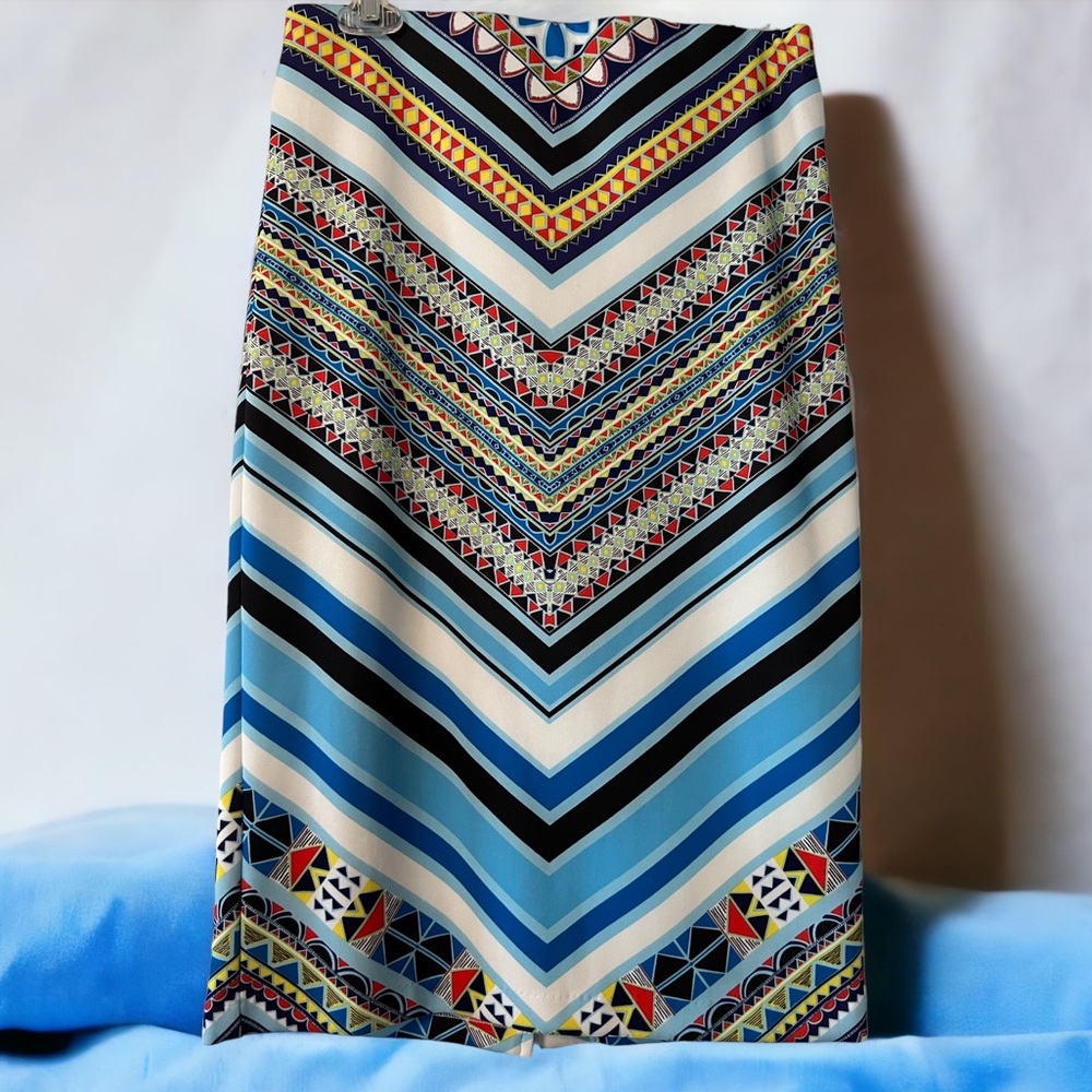 Size small mosaic pattern scuba skirt with blue and gold